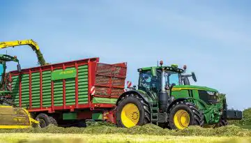 To &delta;&iota;&alpha;&chi;&rho;&omicron;&nu;&iota;&kappa;ό best-seller John Deere 6250R &omega;&rho;&iota;&mu;ά&zeta;&epsilon;&iota; &sigma;&alpha;&nu; &kappa;&alpha;&lambda;ό &kappa;&rho;&alpha;&sigma;ί