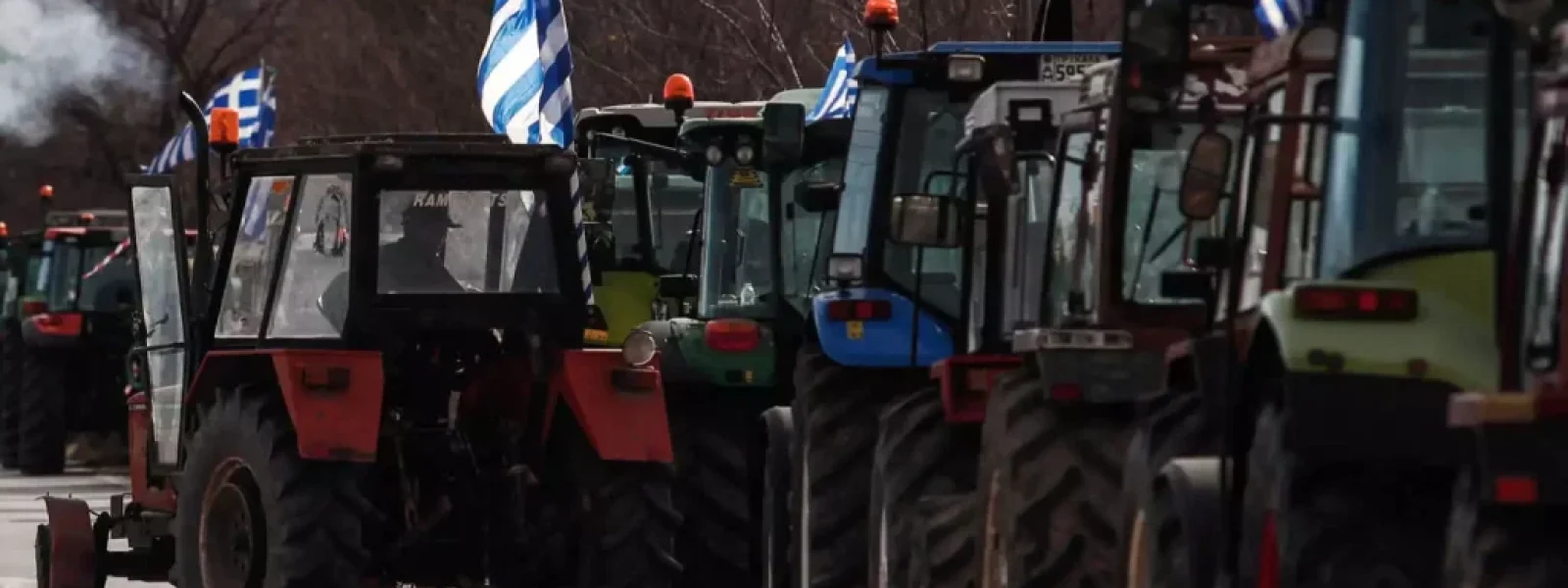 Αγροτικές κινητοποιήσεις: Αγρότες κλείνουν την εθνική οδό Αθηνών – Λαμίας με δύο μπλόκα