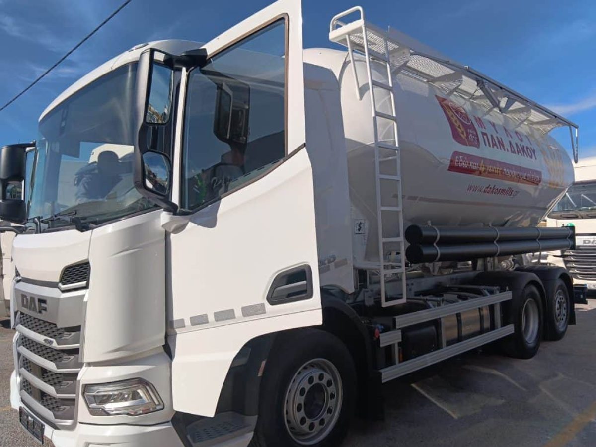 Η ERGOTRAK ενισχύει την αποδοτικότητα στις μεταφορές της εταιρίας Μύλοι Δάκου, με νέο σιλοφόρο τριαξονικό φορτηγό DAF