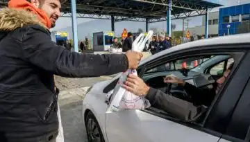 &Alpha;&mu;&epsilon;&tau;&alpha;&kappa;ί&nu;&eta;&tau;&omicron;&iota; &omicron;&iota; &alpha;&gamma;&rho;ό&tau;&epsilon;&sigmaf; &sigma;&tau;&alpha; &mu;&pi;&lambda;ό&kappa;&alpha;: &Kappa;&lambda;&epsilon;ί&nu;&omicron;&upsilon;&nu; &tau;&eta; &Delta;&epsilon;&upsilon;&tau;έ&rho;&alpha; &tau;&iota;&sigmaf; &sigma;ή&rho;&alpha;&gamma;&gamma;&epsilon;&sigmaf; &tau;&omega;&nu; &Tau;&epsilon;&mu;&pi;ώ&nu; &gamma;&iota;&alpha; &tau;&alpha; &phi;&omicron;&rho;&tau;&eta;&gamma;ά