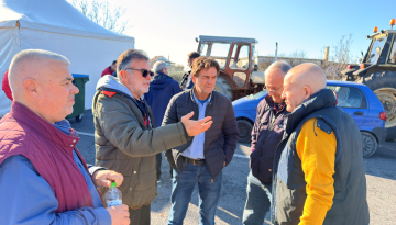 Μπετόν οι αγρότες στα μεγάλα μπλόκα, πάρτι  από «καλικάντζαρους» σε Ισθμό και Πράσινα Φανάρια, λασπομαχία  επιλέγει η κυβ