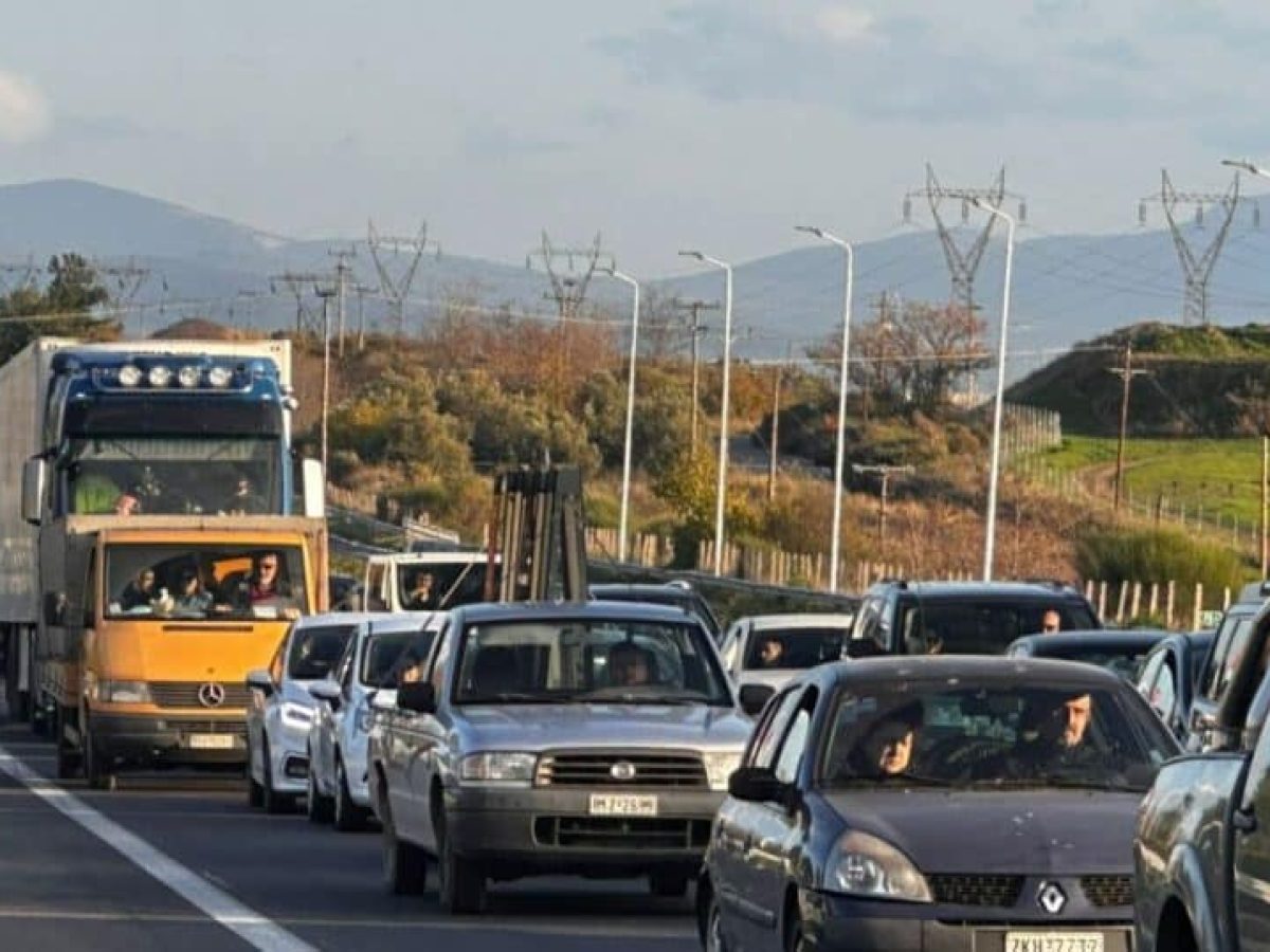 Μπλόκα αγροτών: Ουρά χιλιομέτρων στην Αθηνών – Λαμίας – Το αδιαχώρητο στην περιμετρική της Πάτρας, απελπισμένοι οδηγοί στ