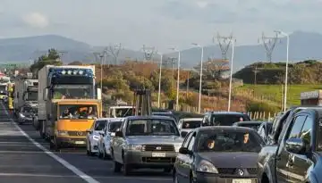 &Mu;&pi;&lambda;ό&kappa;&alpha; &alpha;&gamma;&rho;&omicron;&tau;ώ&nu;: &Omicron;&upsilon;&rho;ά &chi;&iota;&lambda;&iota;&omicron;&mu;έ&tau;&rho;&omega;&nu; &sigma;&tau;&eta;&nu; &Alpha;&theta;&eta;&nu;ώ&nu; &ndash; &Lambda;&alpha;&mu;ί&alpha;&sigmaf; &ndash; &Tau;&omicron; &alpha;&delta;&iota;&alpha;&chi;ώ&rho;&eta;&tau;&omicron; &sigma;&tau;&eta;&nu; &pi;&epsilon;&rho;&iota;&mu;&epsilon;&tau;&rho;&iota;&kappa;ή &tau;&eta;&sigmaf; &Pi;ά&tau;&rho;&alpha;&sigmaf;, &alpha;&pi;&epsilon;&lambda;&pi;&iota;&sigma;&mu;έ&nu;&omicron;&iota; &omicron;&delta;&eta;&gamma;&omicron;ί &sigma;&tau;