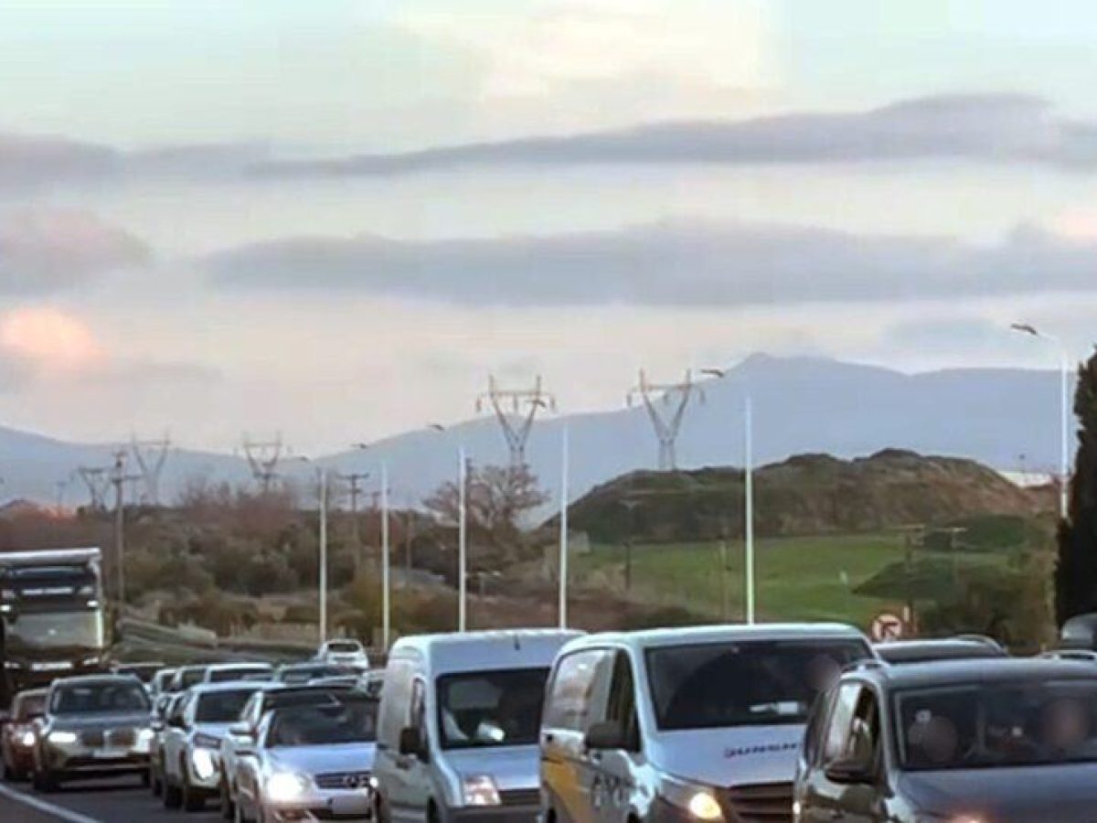 Μπλόκα αγροτών: Ταλαιπωρία δίχως τέλος για τους εκδρομείς των Χριστουγέννων – Οι εκτροπές και οι ουρές χιλιομέτρων