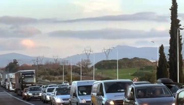Μπλόκα αγροτών: Ταλαιπωρία δίχως τέλος για τους εκδρομείς των Χριστουγέννων – Οι εκτροπές και οι ουρές χιλιομέτρων