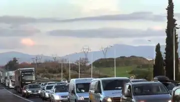 &Mu;&pi;&lambda;ό&kappa;&alpha; &alpha;&gamma;&rho;&omicron;&tau;ώ&nu;: &Tau;&alpha;&lambda;&alpha;&iota;&pi;&omega;&rho;ί&alpha; &delta;ί&chi;&omega;&sigmaf; &tau;έ&lambda;&omicron;&sigmaf; &gamma;&iota;&alpha; &tau;&omicron;&upsilon;&sigmaf; &epsilon;&kappa;&delta;&rho;&omicron;&mu;&epsilon;ί&sigmaf; &tau;&omega;&nu; &Chi;&rho;&iota;&sigma;&tau;&omicron;&upsilon;&gamma;έ&nu;&nu;&omega;&nu; &ndash; &Omicron;&iota; &epsilon;&kappa;&tau;&rho;&omicron;&pi;έ&sigmaf; &kappa;&alpha;&iota; &omicron;&iota; &omicron;&upsilon;&rho;έ&sigmaf; &chi;&iota;&lambda;&iota;&omicron;&mu;έ&tau;&rho;&omega;&nu;