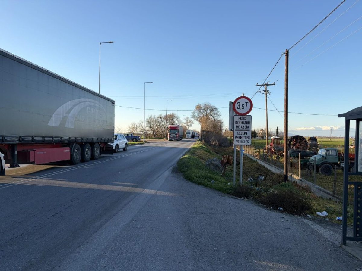 Έκλεισαν και την παλιά εθνική οδό Λάρισας – Βόλου οι αγρότες
