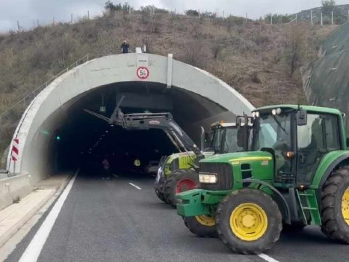 Οι αγρότες έκλεισαν τις σήραγγες των Τεμπών μόνο για τα φορτηγά – Η ΕΛ.ΑΣ επιβάλλει για όλους απαγόρευση κυκλοφορίας