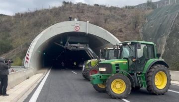Οι αγρότες έκλεισαν τις σήραγγες των Τεμπών μόνο για τα φορτηγά – Η ΕΛ.ΑΣ επιβάλλει για όλους απαγόρευση κυκλοφορίας