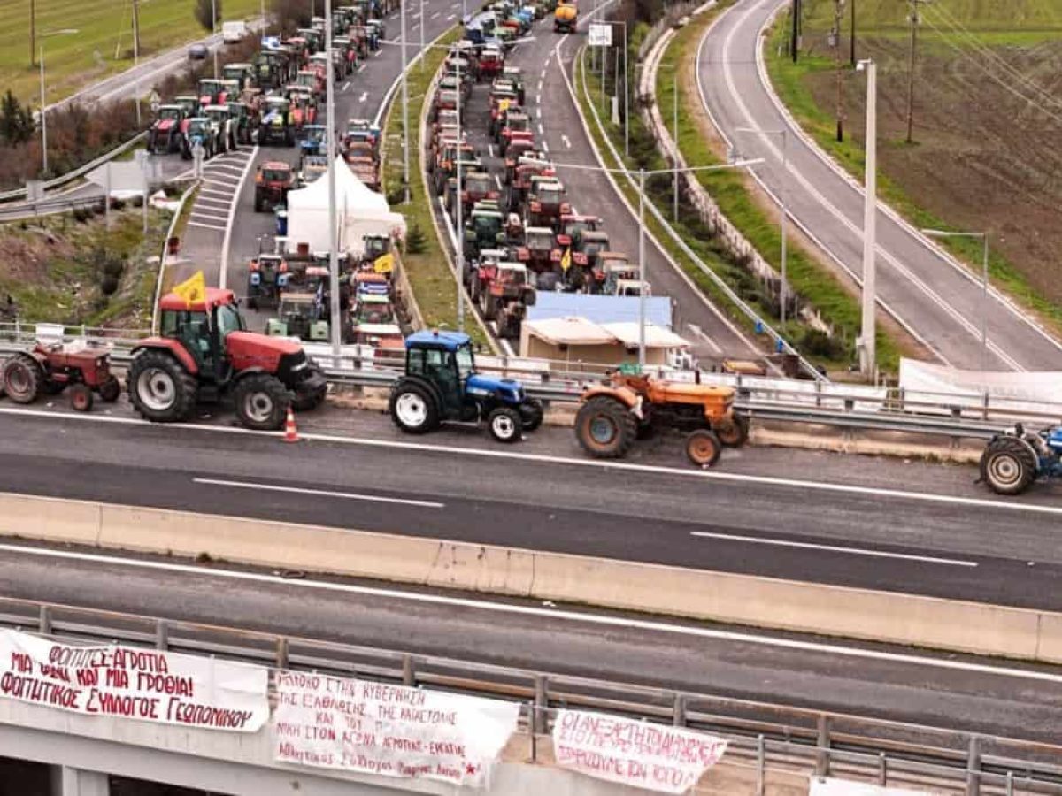Οι αγρότες παραμένουν στα μπλόκα – «Απέτυχε κάθε προσπάθεια κοινωνικού αυτοματισμού» αναφέρουν