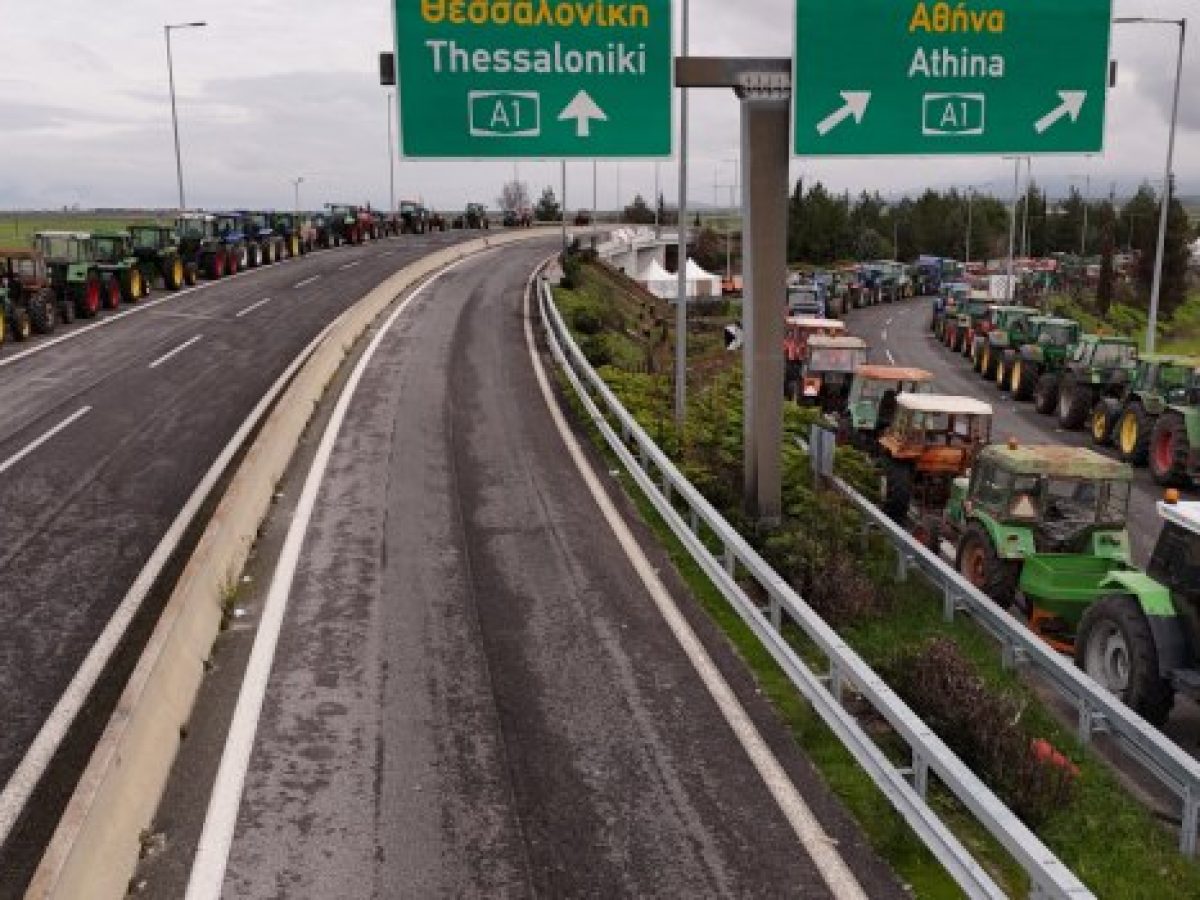 Οι αγρότες παραμένουν στα μπλόκα – «Απέτυχε κάθε προσπάθεια κοινωνικού αυτοματισμού» αναφέρουν