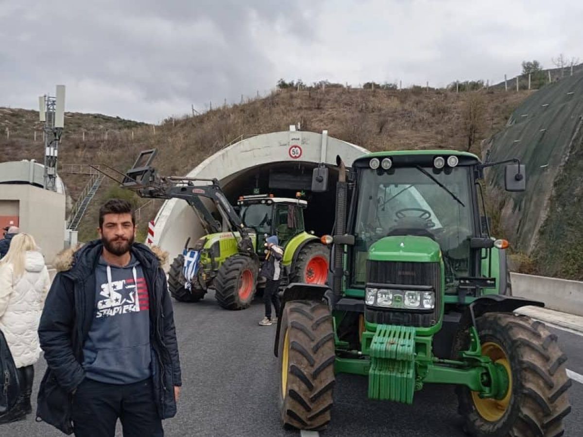 Η κυβέρνηση κλείνει την ΠΑΘΕ, οι αγρότες ανοίγουν τον αγώνα στα Τέμπη (φωτο-βίντεο)