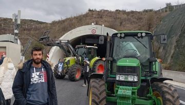 Η κυβέρνηση κλείνει την ΠΑΘΕ, οι αγρότες ανοίγουν τον αγώνα στα Τέμπη (φωτο-βίντεο)