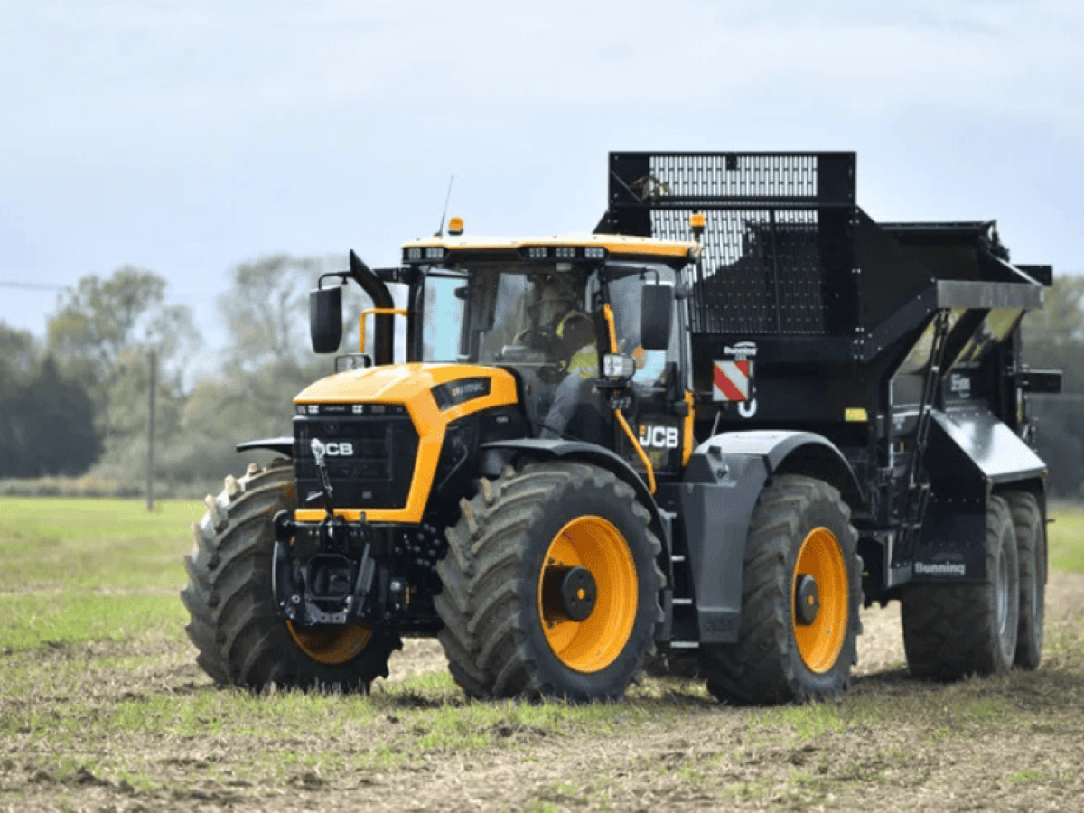 Υψηλά στάνταρ ισχύος και ταχύτητας φέρνουν τα τρακτέρ JCB Fastrac 6000