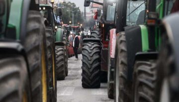 Κινητοποίηση συμπαράστασης στους αγρότες από Ομοσπονδίες και σωματεία στο υπ. Αγροτικής Ανάπτυξης