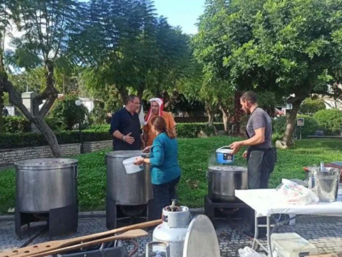 Κρήτη: Κινητοποίηση στο Ρέθυμνο από αγρότες και κτηνοτρόφους – Μοίρασαν κρεατόσουπα στους πολίτες