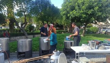 Κρήτη: Κινητοποίηση στο Ρέθυμνο από αγρότες και κτηνοτρόφους – Μοίρασαν κρεατόσουπα στους πολίτες