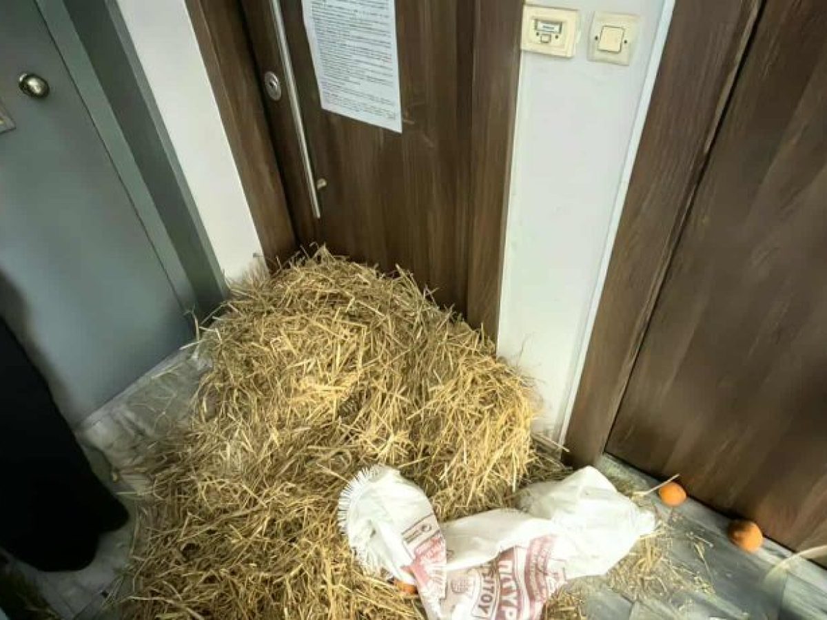 Πορεία αγροτών στο Αγρίνιο – Άφησαν πορτοκάλια, σανό και κοπριά σε γραφεία πολιτικών