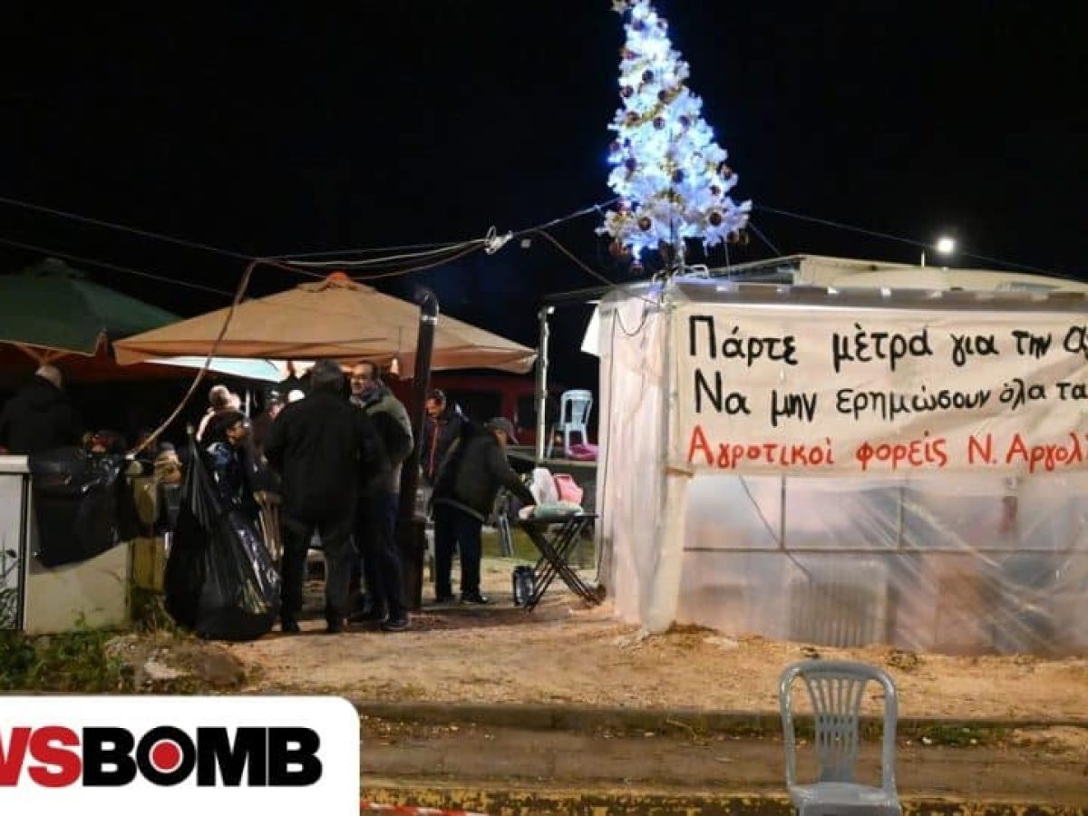 Ρεβεγιόν Χριστουγέννων στα μπλόκα για τους αγρότες με ευχές για «καλές γιορτές»