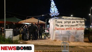 Ρεβεγιόν Χριστουγέννων στα μπλόκα για τους αγρότες με ευχές για «καλές γιορτές»