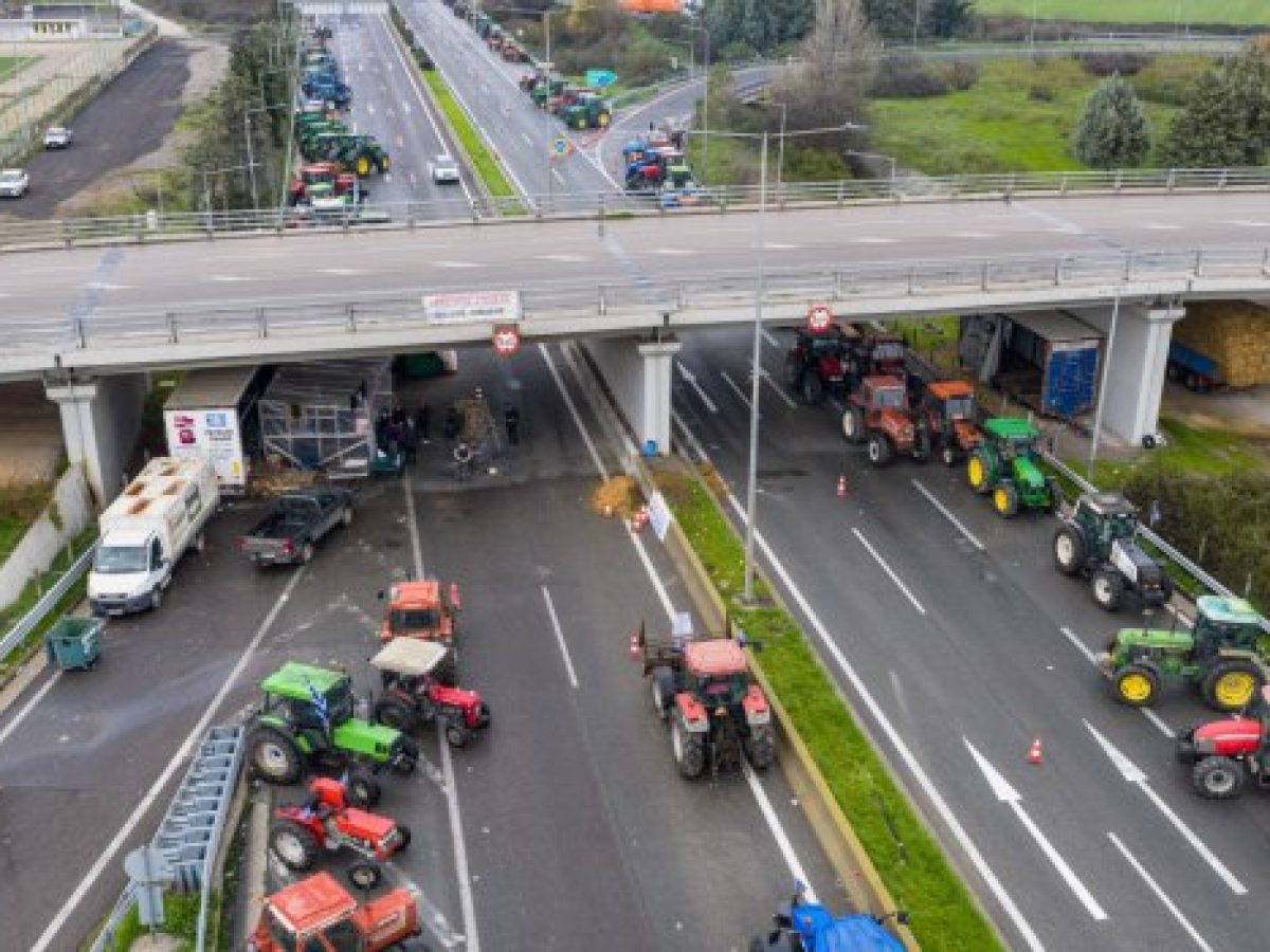 Σε θέσεις μάχης οι αγρότες: Συσκέψεις στα μπλόκα, αποφάσεις μέσα στο Σαββατοκύριακο – Αγωνία στο Μαξίμου