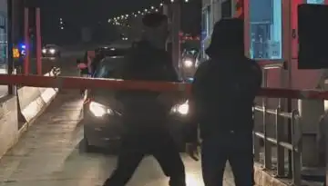 &Sigma;&tau;&alpha; &delta;&iota;ό&delta;&iota;&alpha; &Alpha;&phi;&iota;&delta;&nu;ώ&nu; &omicron;&iota; &alpha;&gamma;&rho;ό&tau;&epsilon;&sigmaf;: &Eta; &sigma;&tau;&iota;&gamma;&mu;ή &pi;&omicron;&upsilon; &alpha;&nu;&omicron;ί&gamma;&omicron;&upsilon;&nu; &tau;&iota;&sigmaf; &mu;&pi;ά&rho;&epsilon;&sigmaf;