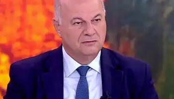 &Tau;&sigma;&iota;ά&rho;&alpha;&sigmaf; &gamma;&iota;&alpha; &alpha;&gamma;&rho;ό&tau;&epsilon;&sigmaf;: &Tau;&omicron; &mu;&pi;&alpha;&lambda;ά&kappa;&iota; &tau;&eta;&sigmaf; &epsilon;&upsilon;&theta;ύ&nu;&eta;&sigmaf; &pi;&epsilon;&rho;&nu;ά&epsilon;&iota; &sigma;&tau;&eta;&nu; ά&lambda;&lambda;&eta; &pi;&lambda;&epsilon;&upsilon;&rho;ά
