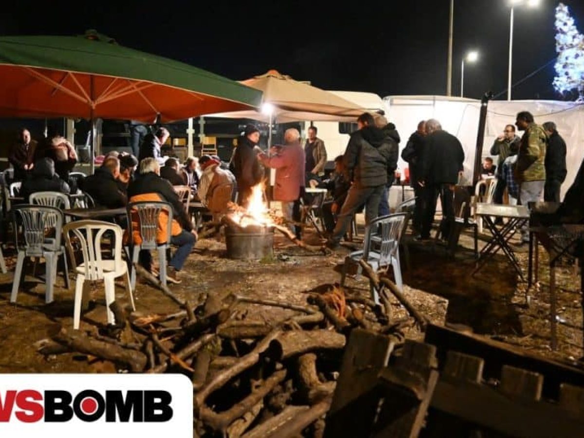 Αγρότες: Έκαναν ρεβεγιόν Χριστουγέννων στα μπλόκα