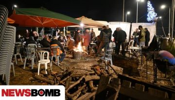 Αγρότες: Έκαναν ρεβεγιόν Χριστουγέννων στα μπλόκα