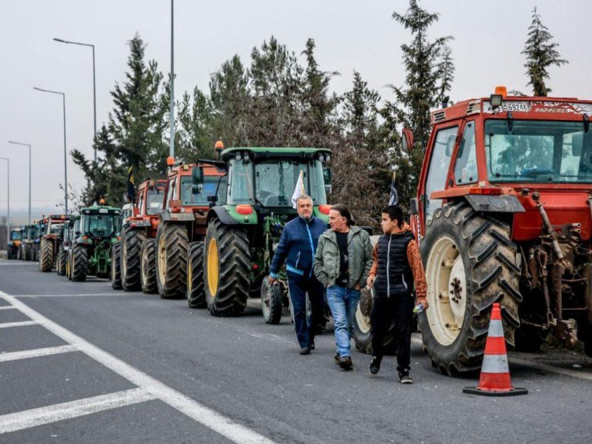 Αγρότες: Ετοιμάζουν ρεβεγιόν στα μπλόκα – Δεν πτοούνται από τις διασπαστικές κινήσεις