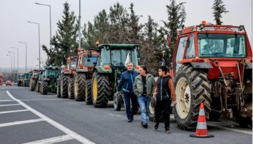 Αγρότες: Ετοιμάζουν ρεβεγιόν στα μπλόκα – Δεν πτοούνται από τις διασπαστικές κινήσεις