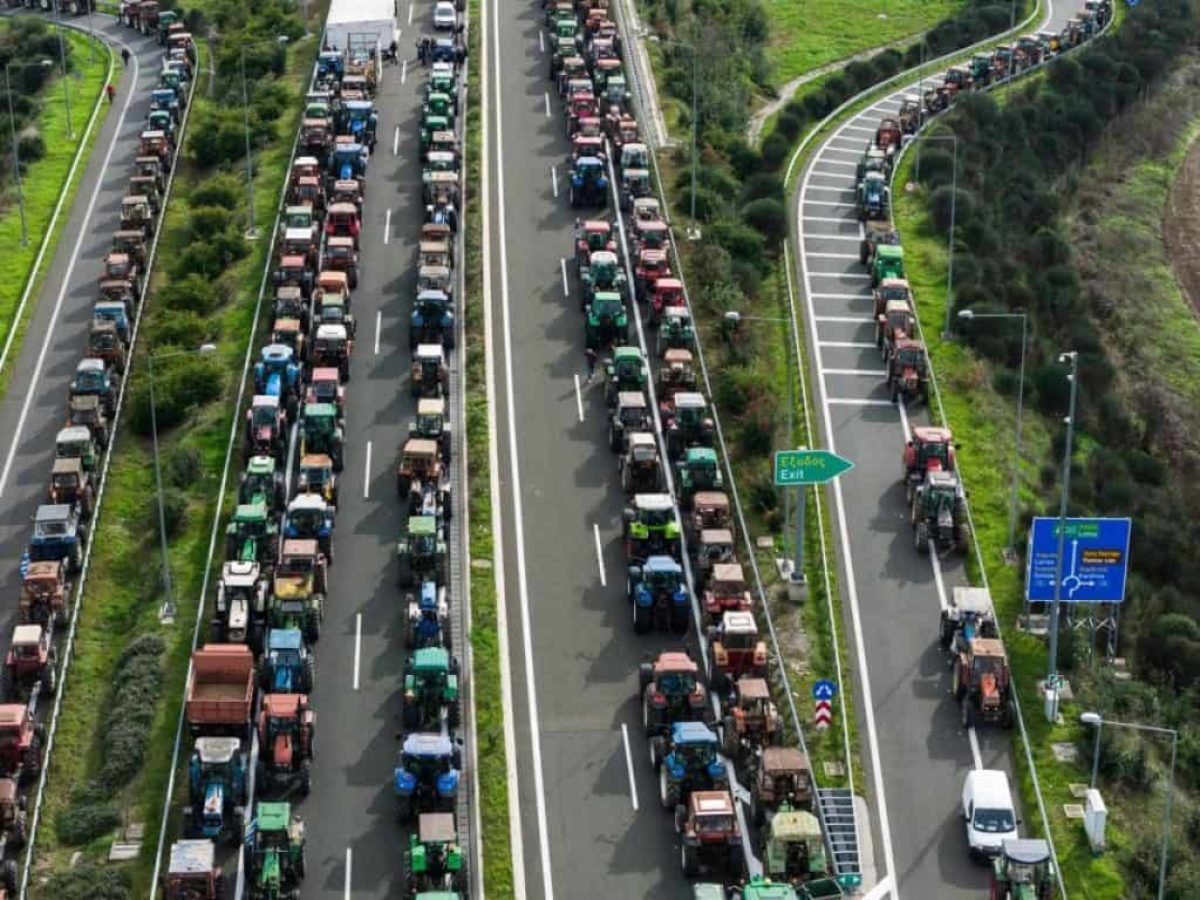 Αγρότες: «Η κυβέρνηση κλείνει τους δρόμους» – Συνεχίζουν τις κινητοποιήσεις