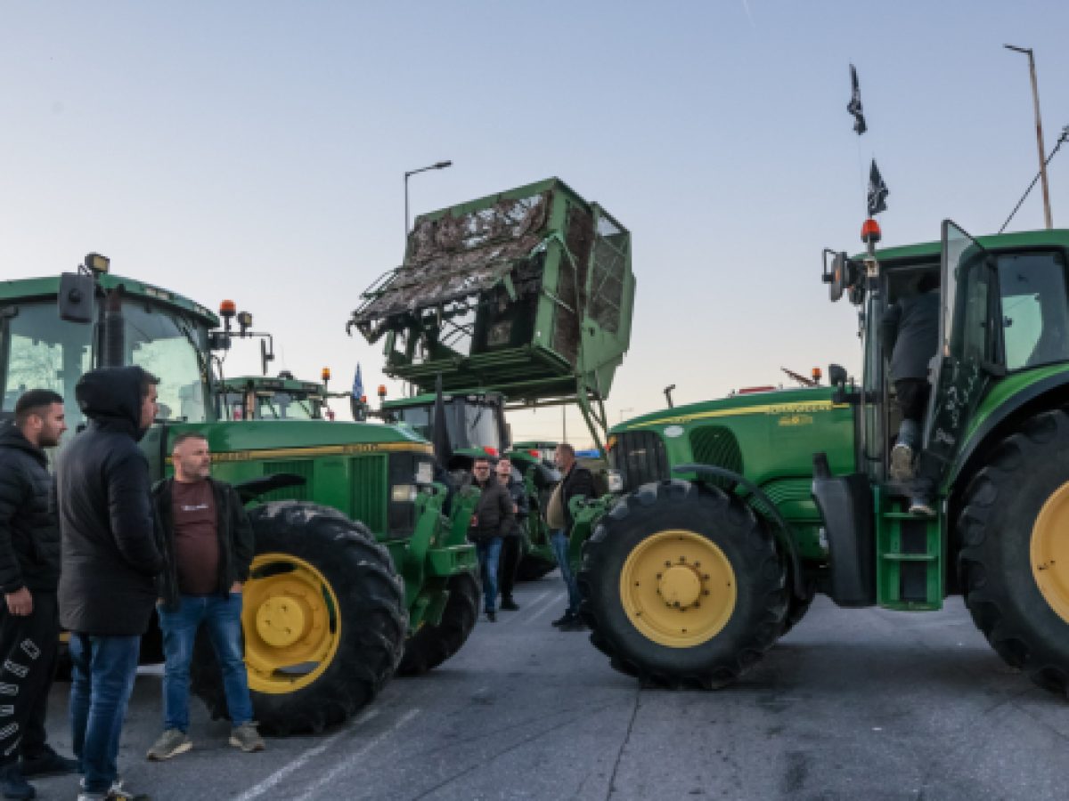 Αγρότες: Λάδι στη φωτιά από την κυβέρνηση – Αντί να δώσει λύσεις στρώνει το… χαλί για πρόστιμα στα μπλόκα