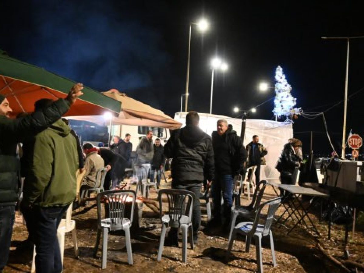 Αγρότες: Προς νέα κλιμάκωση μετά την Πρωτοχρονιά – Γιορτάζουν τα Χριστούγεννα στα μπλόκα, με μουσική και μεζέδες