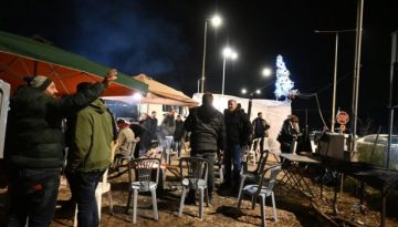 Αγρότες: Προς νέα κλιμάκωση μετά την Πρωτοχρονιά – Γιορτάζουν τα Χριστούγεννα στα μπλόκα, με μουσική και μεζέδες