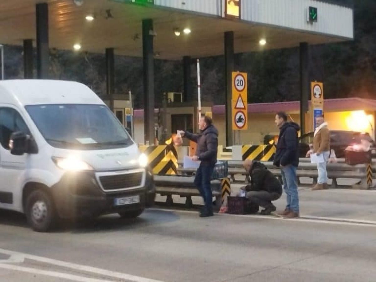 Αγρότες της Θεσπρωτίας μοίρασαν μανταρίνια στα διόδια Τύριας