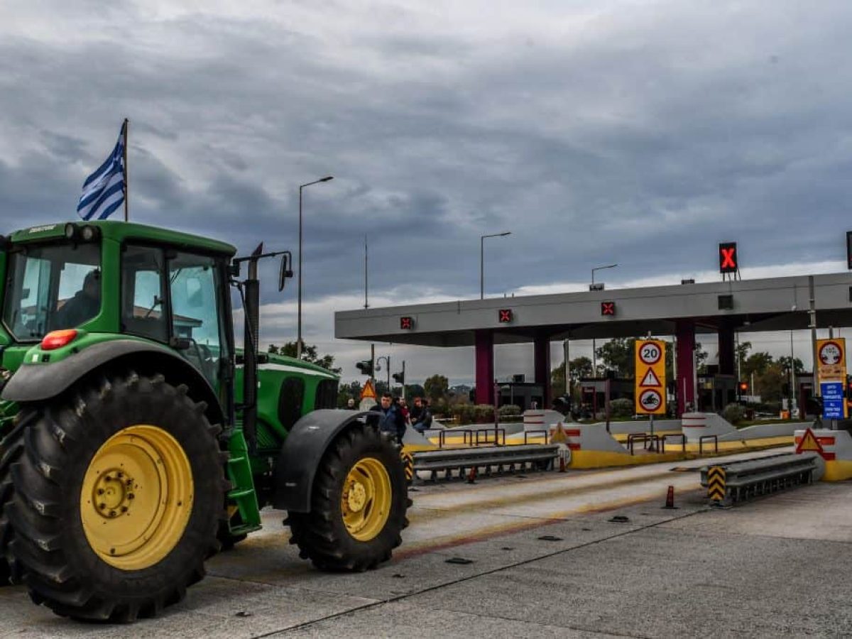 Αγρότες: Ακλόνητοι στα μπλόκα – Κλείνουν τις σήραγγες των Τεμπών, ανοίγουν διόδια