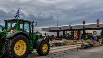 Αγρότες: Ακλόνητοι στα μπλόκα – Κλείνουν τις σήραγγες των Τεμπών, ανοίγουν διόδια