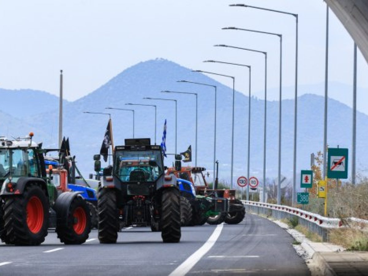 Αγρότες: Αναδιατάσσουν τα τρακτέρ για να ανοίξουν δρόμο – Επιμένει η ΕΛ.ΑΣ. να κρατά κλειστές κεντρικές αρτηρίες
