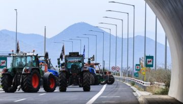 Αγρότες: Αναδιατάσσουν τα τρακτέρ για να ανοίξουν δρόμο – Επιμένει η ΕΛ.ΑΣ. να κρατά κλειστές κεντρικές αρτηρίες