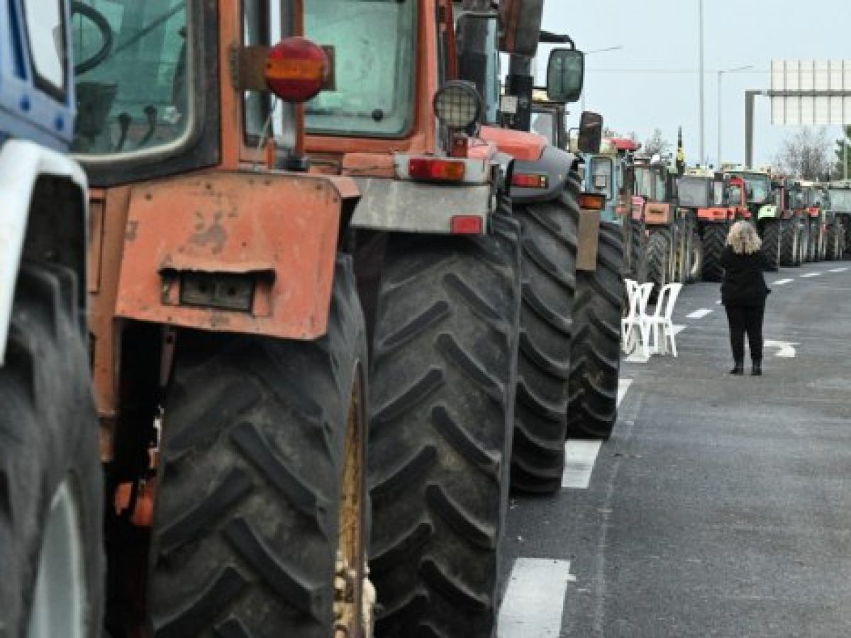 Ακλόνητοι στα μπλόκα οι αγρότες αυξάνουν την πίεση στην κυβέρνηση – Κλείνουν τις σήραγγες των Τεμπών, ανοίγουν διόδια