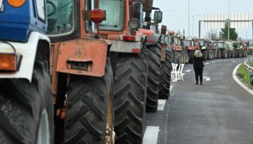 Ακλόνητοι στα μπλόκα οι αγρότες αυξάνουν την πίεση στην κυβέρνηση – Κλείνουν τις σήραγγες των Τεμπών, ανοίγουν διόδια