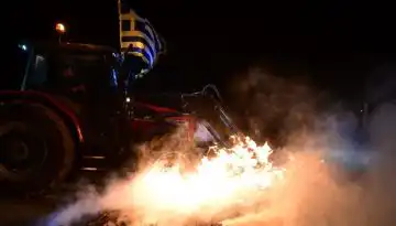 Ά&nu;&omicron;&iota;&xi;&epsilon; &eta; &pi;&alpha;&lambda;&iota;ά &epsilon;&theta;&nu;&iota;&kappa;ή &omicron;&delta;ό&sigmaf; &Theta;ή&beta;&alpha;&sigmaf; &ndash; &Lambda;&iota;&beta;&alpha;&delta;&epsilon;&iota;ά&sigmaf;: &Alpha;&pi;&omicron;&chi;&omega;&rho;&omicron;ύ&nu; &tau;&alpha; &tau;&rho;&alpha;&kappa;&tau;έ&rho;