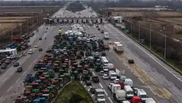 &Alpha;&gamma;&rho;ό&tau;&epsilon;&sigmaf;: &Alpha;&pi;&omicron;&kappa;&lambda;&epsilon;&iota;&sigma;&mu;ό 48 ώ&rho;&epsilon;&sigmaf; &sigma;&tau;&alpha; &Tau;έ&mu;&pi;&eta; &alpha;&pi;&omicron;&phi;ά&sigma;&iota;&sigma;&epsilon; &tau;&omicron; &mu;&pi;&lambda;ό&kappa;&omicron; &Nu;ί&kappa;&alpha;&iota;&alpha;&sigmaf;
