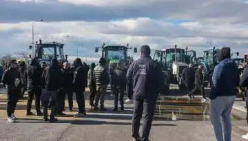 &Alpha;&gamma;&rho;ό&tau;&epsilon;&sigmaf;: &Mu;&pi;&alpha;ί&nu;&omicron;&upsilon;&nu; &sigma;&tau;&omicron; &tau;&rho;&alpha;&pi;έ&zeta;&iota; &tau;&omicron;&upsilon; &delta;&iota;&alpha;&lambda;ό&gamma;&omicron;&upsilon; &mu;&epsilon;&tau;ά &alpha;&pi;ό &epsilon;&beta;&delta;&omicron;&mu;ά&delta;&epsilon;&sigmaf; &sigma;&tau;&alpha; &mu;&pi;&lambda;ό&kappa;&alpha; &ndash; &Alpha;&nu;&omicron;ί&gamma;&omicron;&upsilon;&nu; &omicron;&iota; &delta;&rho;ό&mu;&omicron;&iota;