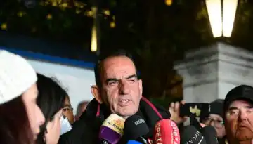 &Alpha;&gamma;&rho;ό&tau;&epsilon;&sigmaf;: &Mu;&epsilon; ά&delta;&epsilon;&iota;&alpha; &chi;έ&rho;&iota;&alpha; έ&phi;&upsilon;&gamma;&alpha;&nu; &omicron;&iota; &laquo;&sigma;&kappa;&lambda;&eta;&rho;&omicron;ί&raquo; &tau;&omega;&nu; &mu;&pi;&lambda;ό&kappa;&omega;&nu; &alpha;&pi;ό &tau;&omicron; &Mu;&alpha;&xi;ί&mu;&omicron;&upsilon; &ndash; &Mu;&alpha;&rho;&omicron;ύ&delta;&alpha;&sigmaf;: &laquo;&Sigma;&upsilon;&nu;&epsilon;&chi;ί&zeta;&omicron;&upsilon;&mu;&epsilon; &tau;&omicron;&nu; &alpha;&gamma;ώ&nu;&alpha;&raquo;