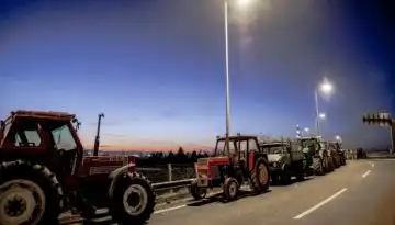 &Alpha;&gamma;&rho;ό&tau;&epsilon;&sigmaf;: &Sigma;&tau;&eta;&nu; &tau;&epsilon;&lambda;&iota;&kappa;ή &epsilon;&upsilon;&theta;&epsilon;ί&alpha; &tau;&omicron; &rho;&alpha;&nu;&tau;&epsilon;&beta;&omicron;ύ &mu;&epsilon; &tau;&omicron;&nu; &pi;&rho;&omega;&theta;&upsilon;&pi;&omicron;&upsilon;&rho;&gamma;ό &ndash; &Omicron;&iota; &kappa;ό&kappa;&kappa;&iota;&nu;&epsilon;&sigmaf; &gamma;&rho;&alpha;&mu;&mu;έ&sigmaf; &kappa;&alpha;&iota; &omicron; &laquo;&pi;ά&gamma;&omicron;&sigmaf;&raquo; &tau;&omicron;&upsilon; &Mu;&alpha;&xi;ί&mu;&omicron;&upsilon;