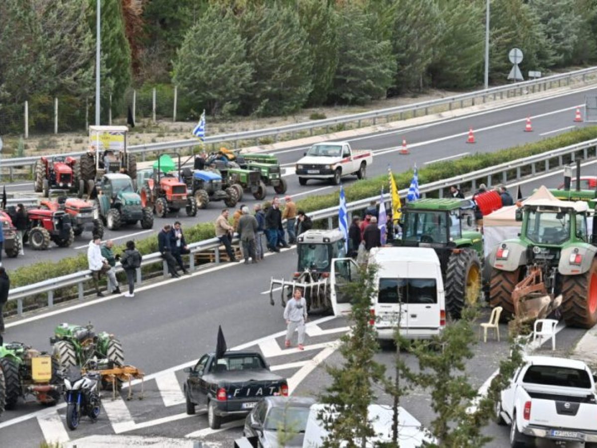 «Crash test» για τα μπλόκα των αγροτών: Κυβερνητικό τελεσίγραφο με βαριά πρόστιμα έως 350 ευρώ ημερησίως για τα τρακτέρ