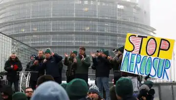 Mercosur: &Gamma;&iota;&alpha;&tau;ί &eta; &kappa;&alpha;&theta;&upsilon;&sigma;&tau;έ&rho;&eta;&sigma;&eta; &delta;&epsilon;&nu; &iota;&sigma;&omicron;&delta;&upsilon;&nu;&alpha;&mu;&epsilon;ί &mu;&epsilon; &mu;&pi;&lambda;&omicron;&kappa;ά&rho;&iota;&sigma;&mu;&alpha;