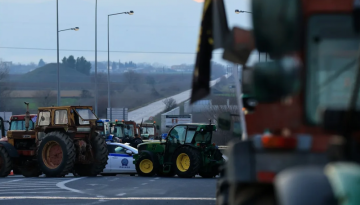 Αυτά που όφειλε να κάνει από μόνο του το κράτος έγιναν με σκληρά μπλόκα